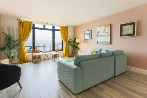 Luxury 1BR Seafront Apartment photo 26