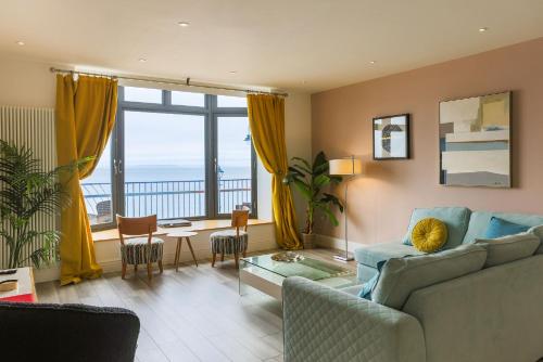 Luxury 1BR Seafront Apartment photo 9