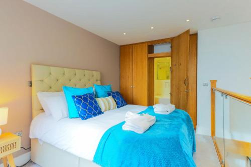 a bedroom with a bed with towels on it at Seafront Cottage - The Nook in Cardiff