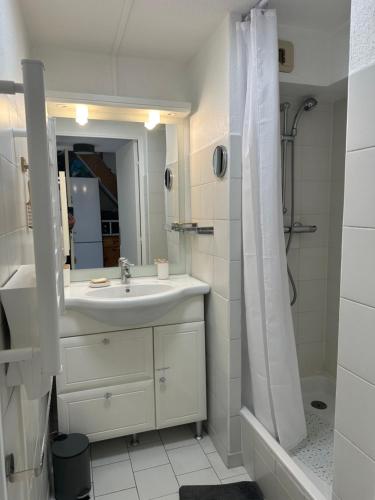 T3 CLIMATISE 40m2 Piscine Parking PRIVE 2 Chambres Secteur falaises 50 m de la plage Proche centre-port 4 Personnes