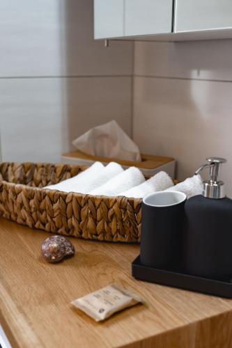 a counter top with a basket of towels on it at Ferienwohnung Paradies in Osnabrück