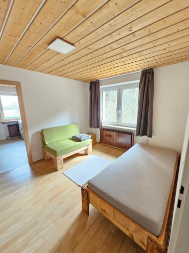ein Zimmer mit zwei Betten und einer Couch in der Unterkunft Bachblick Apartment in Kremsmünster