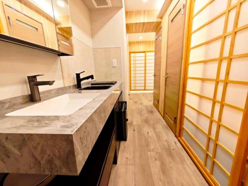 205 东京新宿高田马场温馨两室民宿 Shinjuku T akadanobaba Cozy 2BR Apart ment 步行可达车站 山手线直达涩谷新宿池袋 适合家庭朋友情侣旅行长期入住 Quiet Family St ay in Tokyo