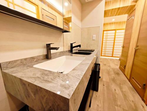 205 东京新宿高田马场温馨两室民宿 Shinjuku T akadanobaba Cozy 2BR Apart ment 步行可达车站 山手线直达涩谷新宿池袋 适合家庭朋友情侣旅行长期入住 Quiet Family St ay in Tokyo