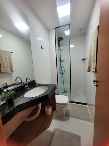 a bathroom with a sink and a toilet and a shower at Modern Studio 102 proximo Anashoping in Anápolis