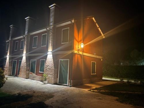 a building with a light on the side of it at night at Ca'trecamini in Ca Dolfin