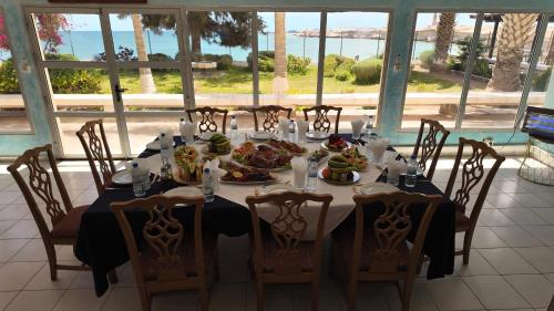 a table with food on it with a view of the ocean at LeCansado in Nouadhibou