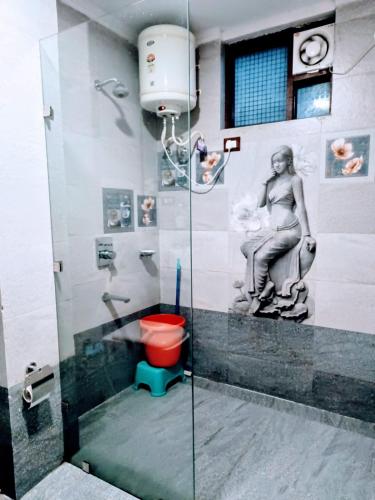 ein Badezimmer mit Dusche und roter Toilette in der Unterkunft Hotel Cloud Hills in Dharamsala