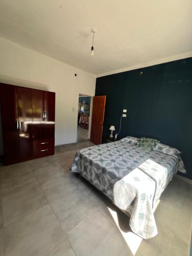 a bedroom with a bed and a blue wall at Casa en la Puntilla 2 in Belén