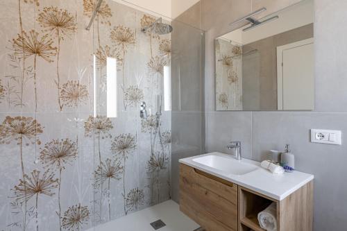 a bathroom with a sink and a mirror at Villa Novelli - YourPlace Abruzzo in Fossacesia