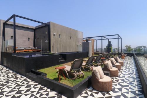 a row of chairs sitting on top of a building at Alta Apartments by Geko in Lima