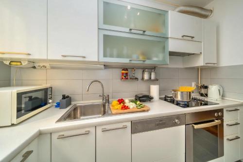 Cityscape Comfort Apartment With Garage - Happy Rentals