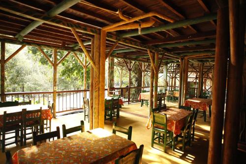 a pavilion with tables and chairs and tables and tablesearcher at Rio Claro Reserva Natural in San Francisco