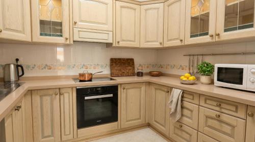 Grand Villa Blue Horizon in Los Cristianos, Ocean-Facing, Private Garden and Parking, 5 BR