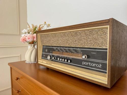 an old radio sitting on top of a wooden table at Hiša Štanfl in Osilnica