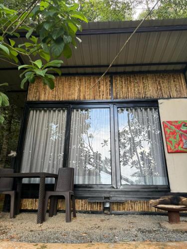 a house with a window and a table and a chair at Eco Meeting in Cali