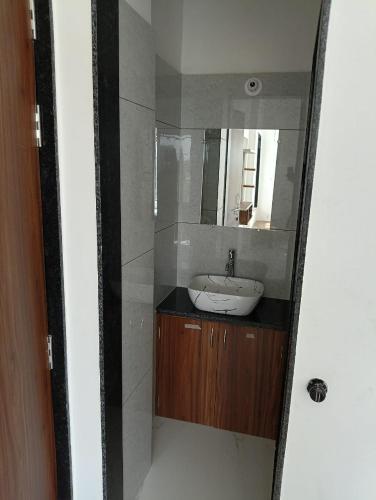 a bathroom with a sink and a mirror at Shree Vishwakarma place in Khātu