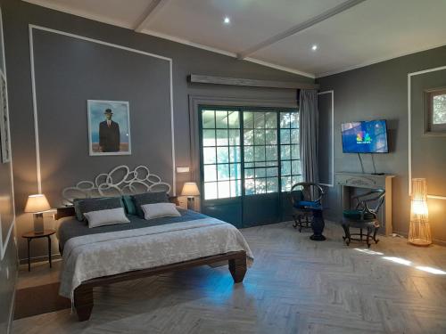 a bedroom with a large bed and a fireplace at Gala Da Vittoria in Capelas