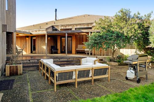a backyard with a bed and a house at Breakers Hideaway in Sea Ranch