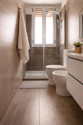 a bathroom with a shower and a toilet and a sink at Il Mare a Pochi Passi in Marina di Ragusa