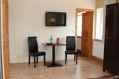 Televízia a/alebo spoločenská miestnosť v ubytovaní Landgasthof Rieben