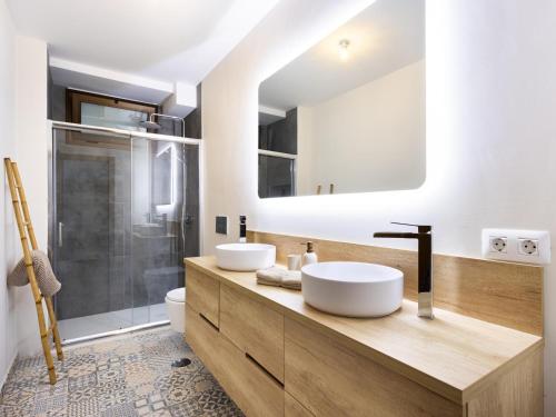 a bathroom with two sinks and a shower at Luz de Mafasca in La Hidalga