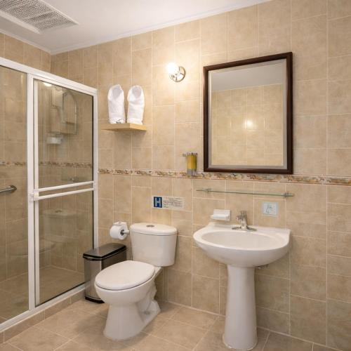 a bathroom with a toilet and a sink and a shower at Hospedaje Camino Real in Salento