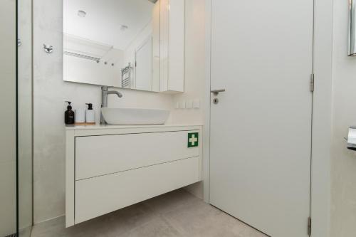 Maravista Sea View Apartment with Balcony and Parking