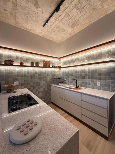 a kitchen with a stove and a counter top at Casa Cedro II in Espera Feliz