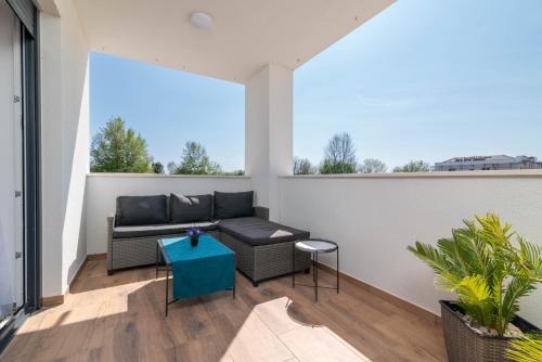 Apartments with parking space Loborika, Pula - 24868