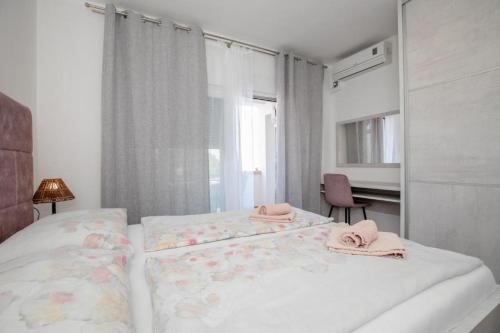 Apartments by the sea Palit, Rab - 25309