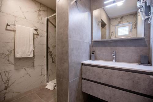 Apartments by the sea Palit, Rab - 25309