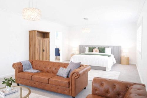 a living room with a couch and a bed at The Gables Berry in Berry