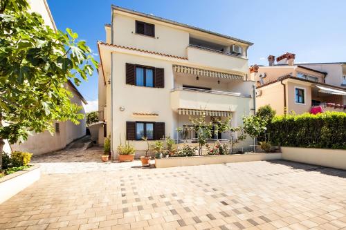 Apartments with parking space Rovinj - 25502