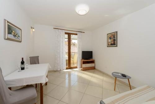 Apartments with parking space Rovinj - 25502