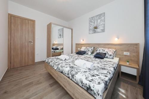 Apartments with swimming pool Seline, Paklenica - 25503
