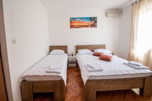 Family friendly seaside apartments Seline, Paklenica - 25504