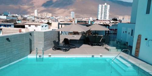 a pool on top of a building with a view of a city at Edificio iquique obispo labbe 830 in Iquique