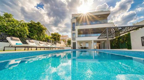 Deluxe Villa Palace Nera SEAFRONT 2 POOLS & SPA
