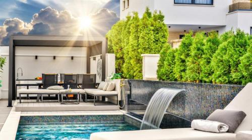 Deluxe Villa Palace Nera SEAFRONT 2 POOLS & SPA