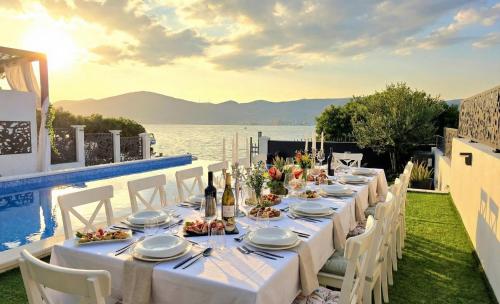 Deluxe Villa Palace Nera SEAFRONT 2 POOLS & SPA