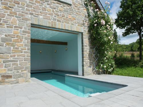 eine Garage mit Swimmingpool in einem Backsteingebäude in der Unterkunft Villa Les Charmes Premium villa for 20 guests in Habiemont