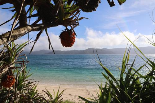 a view of the ocean from the beach at SHINMINKA Villa UTTABARU in Amami
