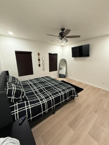 a bedroom with a bed and a ceiling fan at Dream Casa Blanca in Harlingen