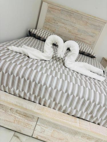 a bed with two swans made to look like hearts at Golden DREAM Suites cocon modern in Capesterre-Belle-Eau