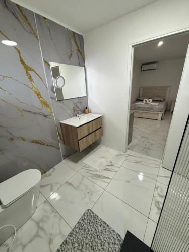 a bathroom with a sink and a mirror at Golden DREAM Suites cocon modern in Capesterre-Belle-Eau