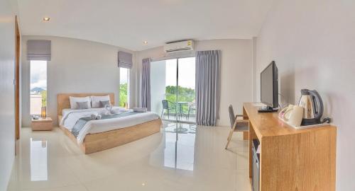Postel nebo postele na pokoji v ubytování Lemonade Phuket Hotel -SHA Plus