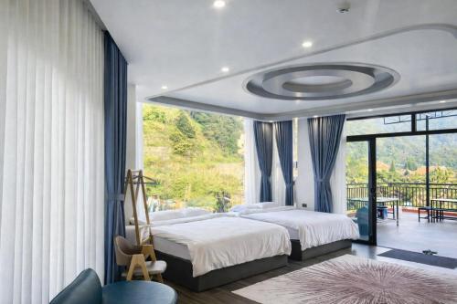 a bedroom with two beds and a balcony at Mây Trắng Homestay in Tam Ðảo