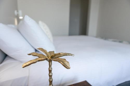 a gold toy palm tree sitting on a bed at Tocumwal Hotel Motel in Tocumwal