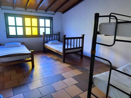 a room with two bunk beds and a window at Hotel Campestre Lucila in Estación El Salto